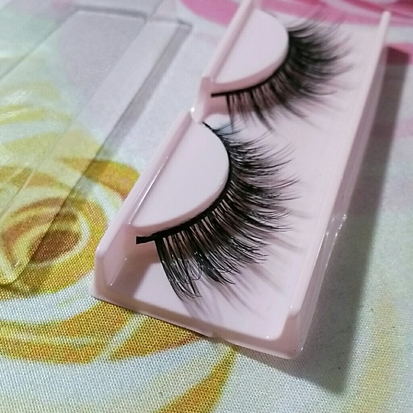*OUT OF STOCK* C4 Kitty Red Lashes by Lash Levels - Picture 4 of 5